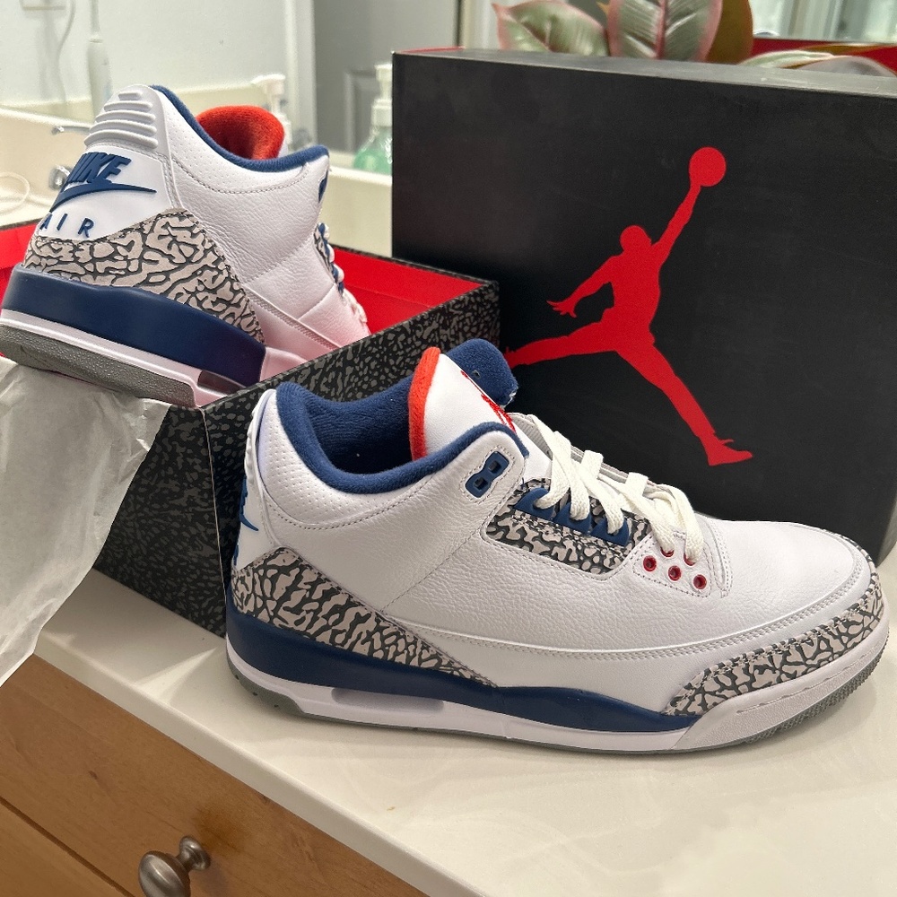 Basketball shoes